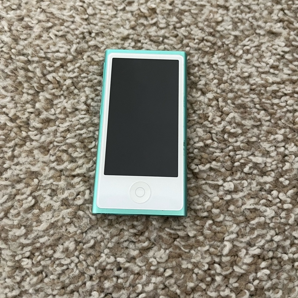 Apple iPod Nano (7th Generation)
16gb